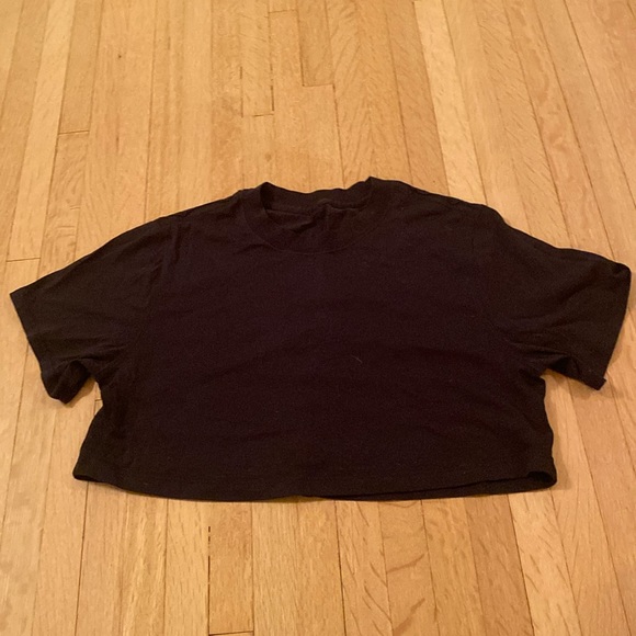 Black Lululemon crop T-shirt - Picture 1 of 3
